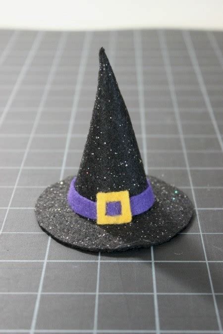 Step-by-step tutorial for making a witch hat out of felt